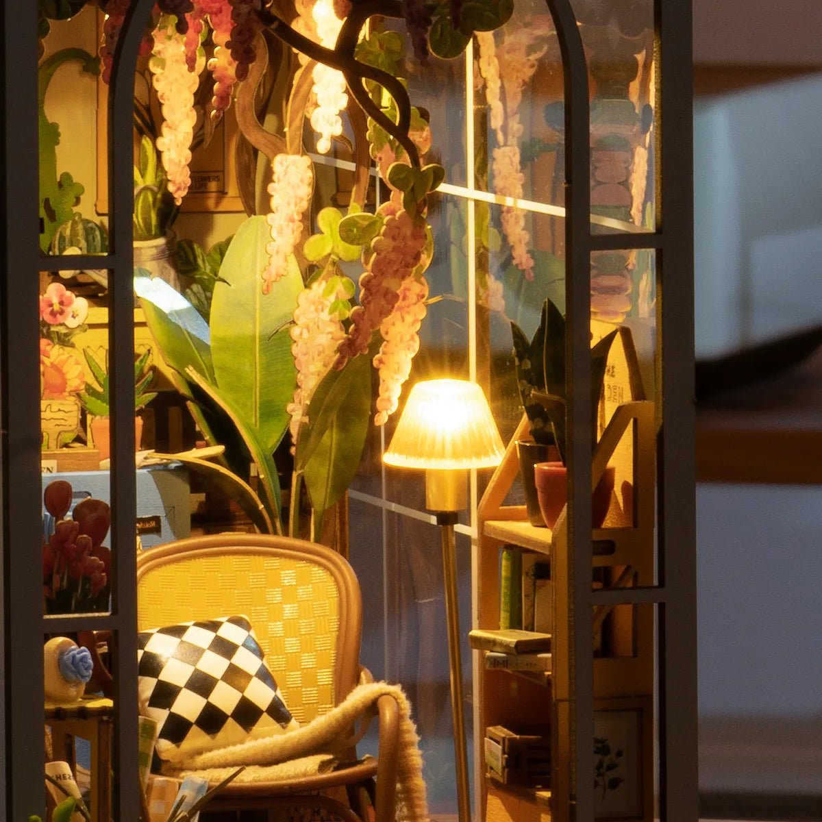 Rolife Garden House DIY Book Nook Kit - Little Worlds